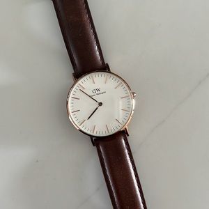Minimalist Daniel Wellington Leather Strap Watch